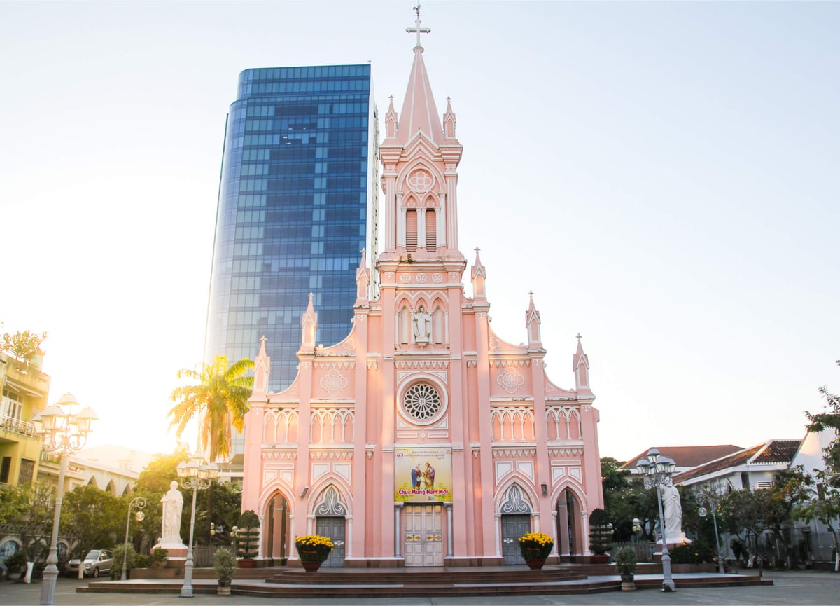 Nhà thờ Con Gà mang nét kiến trúc Gothic đặc trưng với mái vòm cao, phía trên nóc có tượng gà xám làm bằng hợp kim